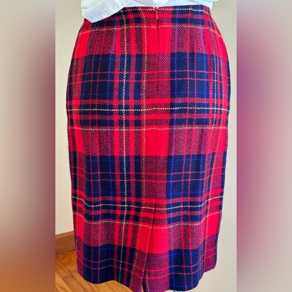 Liz Claiborne Beautiful Plaid Colors Red Black Blue Midi Skirt SZ 6 Zip In Back - Picture 1 of 12
